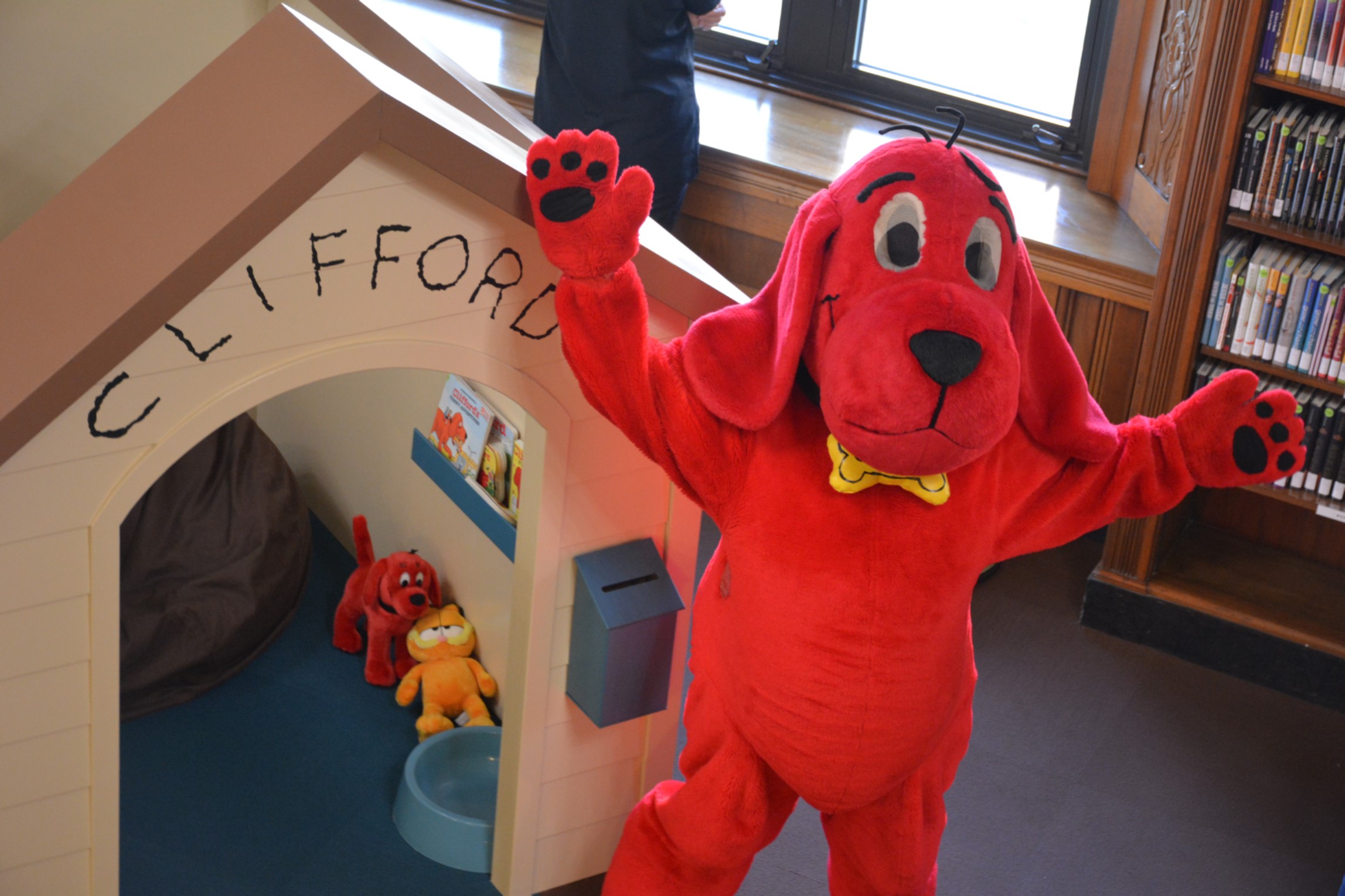 big-clifford-doghouse